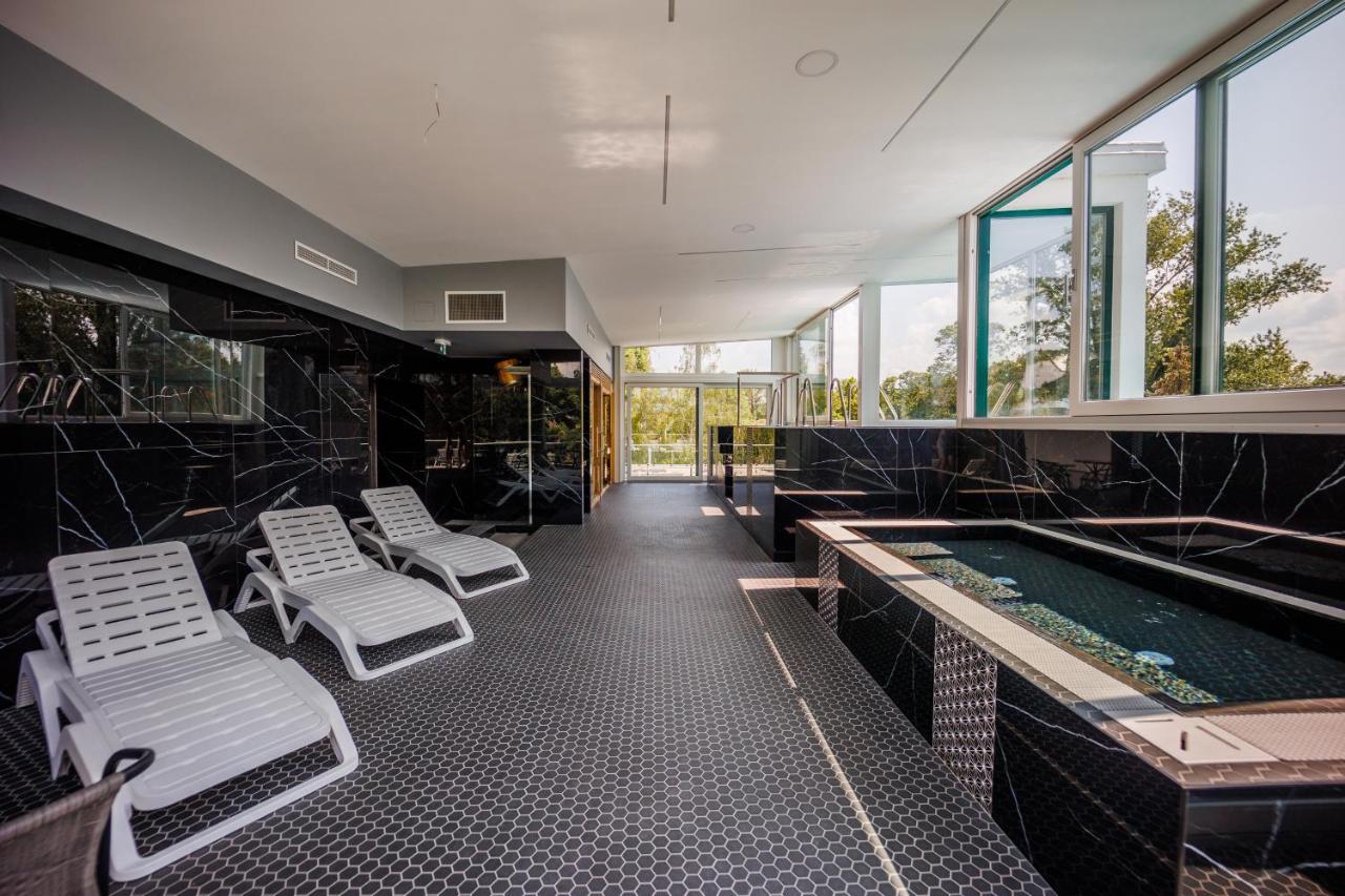 Villa Bauhaus Wellness Apartman Fsz. 1 Siófok Exteriör bild
